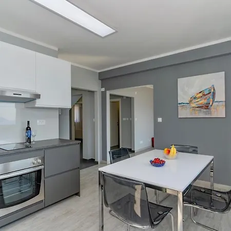 Stunning 2 Bedroom *